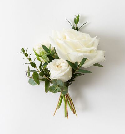 Stilren knapphullsblomst med hvit rose